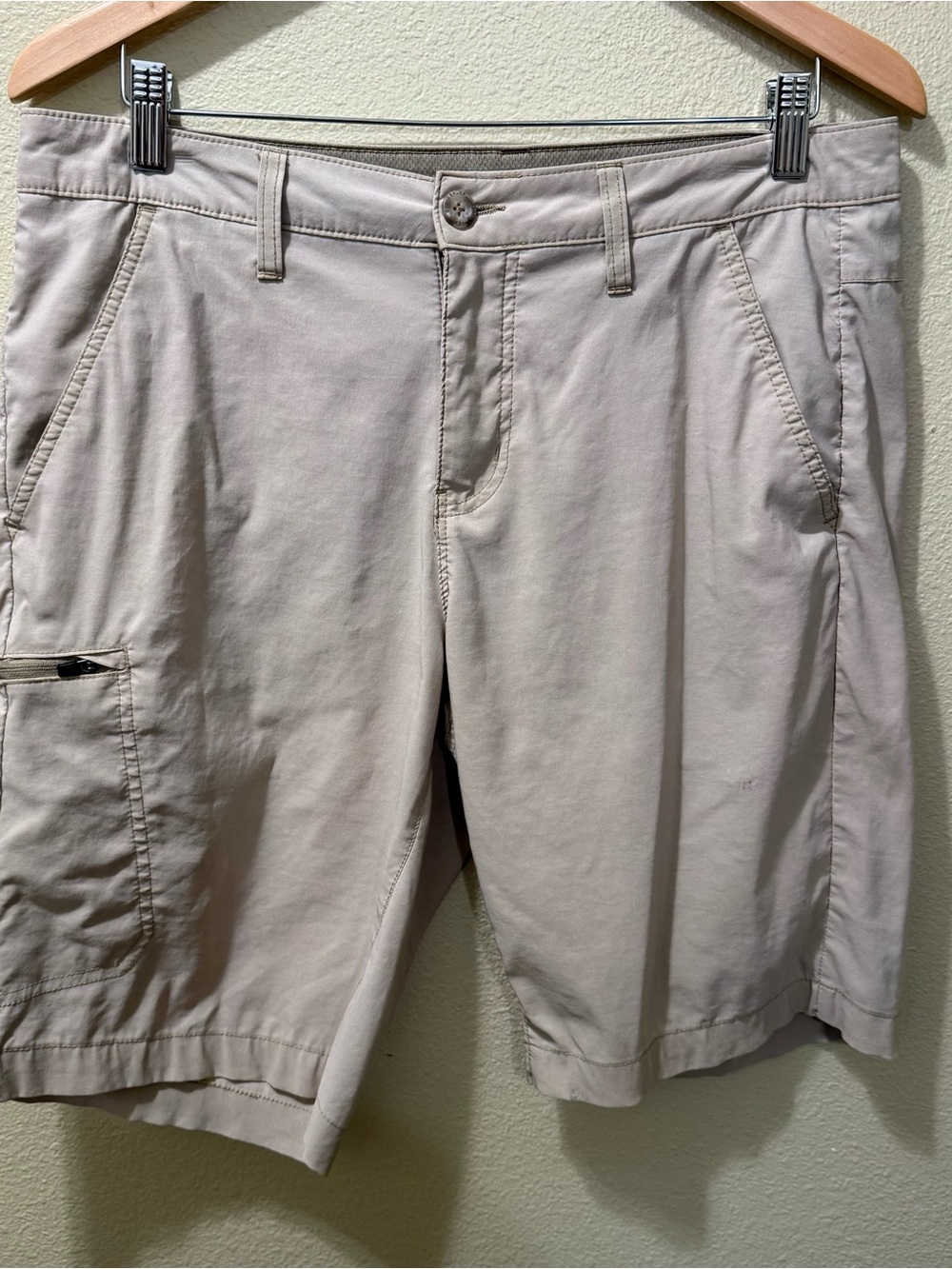 Men’s Size 32 Eddie Bauer Beige Light Weight Flat Front Chino 4 Pockets Shorts
